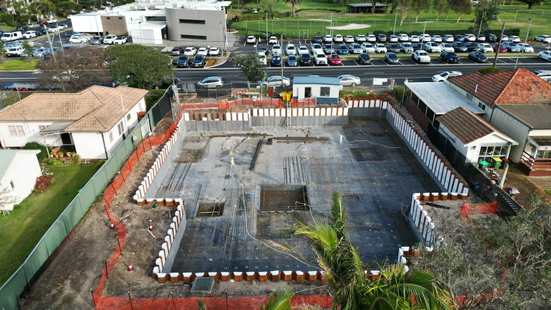 Shoring wall protected by a waterproofing membrane during the basement construction process to prevent water leaks.